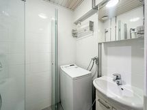 Kylpyhuone on kunnostettu ja sinne mahtuu hyvin pesukone.