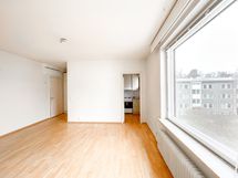 Kodissa on suuri ja valoisa olohuone, josta avautuu puistomaiset näkymät.