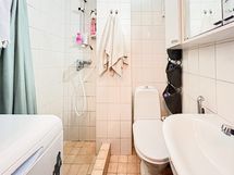 Kylpyhuoneeseen mahtuu pyykinpesukone.