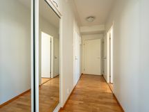 Eteisessä liukuovikaapistot.