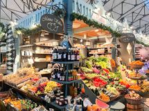 Upea kauppahalli monipuolisine tarjontoineen ovat kävelymatkan päässä.