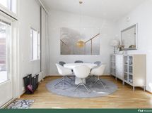 Tilava ruokailutila tai kirjasto, jonka voi helposti muuttaa erilliseksi huoneeksi tarpeen mukaan.