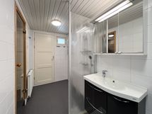Saunallinen kylpyhuone on tilava.