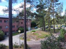 Viihtyisä yhtiön piha.