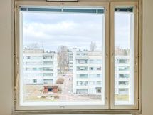 Molemmista huoneista on näkymät koilliseen ja ikkunoissa on sälekaihtimet.