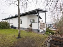 Tyylikäs rapattu kivitalo, jossa on suojaisa oma piha.