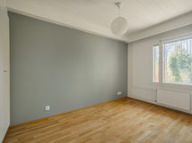 Makuuhuoneessa seinällinen vaatekaappeja