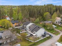 Kultaseni talon vieressä Asuntojen yhteinen metsä alue lisäksi.