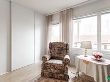 Toisesta makuuhuoneesta kulku terassille