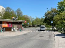 Lähin kauppa ja bussipysäkki on tien toisella puolella.