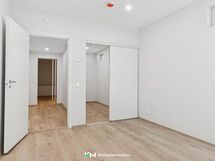 Kellarikerroksen toisessa huoneessa on tila vaikka vaatehuoneelle.