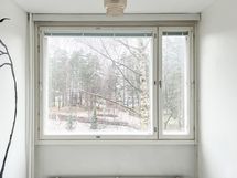 Keittiön ja makuuhuoneen ikkunat on takapihalle pohjoisen suuntaan.