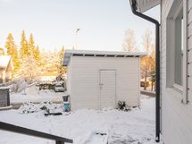 Sivupihalla on pihavaja.