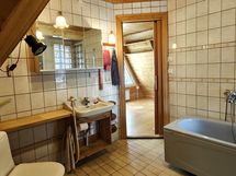 yläkerran kylpyhuone