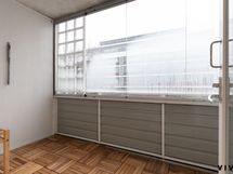 Lasitettu parveke taloyhtiön sisäpihalle.