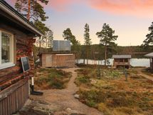 Takapihan puolella aurinkopaneelit, kesäkeittiö ja pihasauna