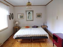 Makuuhuone 1, alakerrassa.