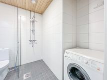 Kylpyhuone on tilava ja siisti, sekä siellä on myös pyykinpesukone valmiina käyttöön!