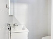 kylpyhuoneen yhteydessä oleva wc