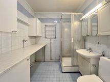 Kylpyhuone on iso ja sen yhteydessä kodinhoitotila ja paikka pesukoneelle.