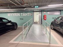 Sisäänkäynti autohallista Myyrin Tähden porraskäytävään