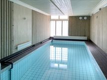 Yhtiön saunaosastolla uima-allas