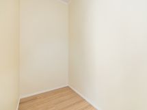 Vaatehuone joka on makuuhuone 1 yhteydessä