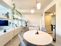 Olohuoneeseen mahtuu myös ruokapöytä mainiosti.