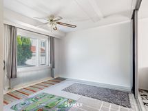 Olohuoneen viereinen huonetila digikorjattuna  tyhjäksi.