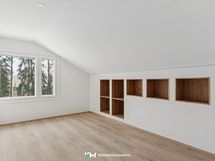 Yläkerran toinen, pieni makuuhuone. Matalaan tilaan on upotettu kätevät hyllyt.