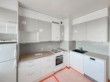 Keittiön varustuksena on jenkkikaappi, astianpesukone ja sähköliesi.