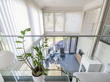 Yläkerran aulamaisesta oleskelutilasta avautuu näkymä korkeaan olohuoneeseen.