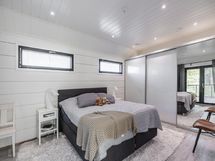 Yläkerran päämakuuhuone