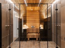 Upea sauna ja tuplasuihkut sadesuihkuilla