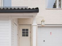 Sisäänkäynnin vieressä on ulkovarasto sekä lämmin autotalli.