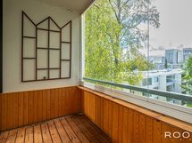 Lasitetulta parvekkeelta on näkymät kaakkoon Espoonlahden keskustan suuntaan.