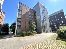 Sisäpiha ja julkisivu