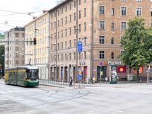 Nurkan takana ovat Mannerheimintien loistavat liikenneyhteydet ja lähikauppa.