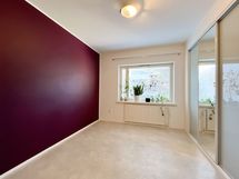 Makuuhuoneessa on vaatekaapit valmiina.