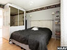 Olohuoneen viereinen makuuhuone