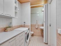 kodinhoitotila ja erillinen wc tila kylpyhuoneen yhteydessä