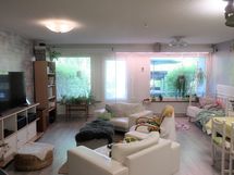 Tilava olohuone, käynti terassille