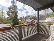 Yläkerran aulan viereinen parveke