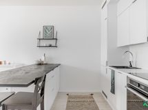 Modernissa avokeittiössä on runsaasti kaappi- ja laskutilaa