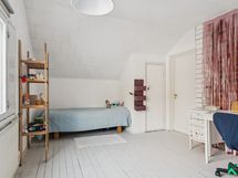 Rintamamiestalon yläkerran makuuhuone