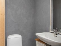 Alakerran erillinen wc