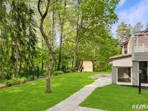 Talo ulkoa | Takapiha kohti lounasta