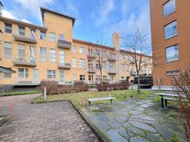 Sisäpiha on kauniisti suunniteltu. Lisäksi yhtiössä on hyvä ulkoiluvälinevarasto.