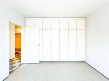 makuuhuoneessa on mukavasti kaappitilaa.