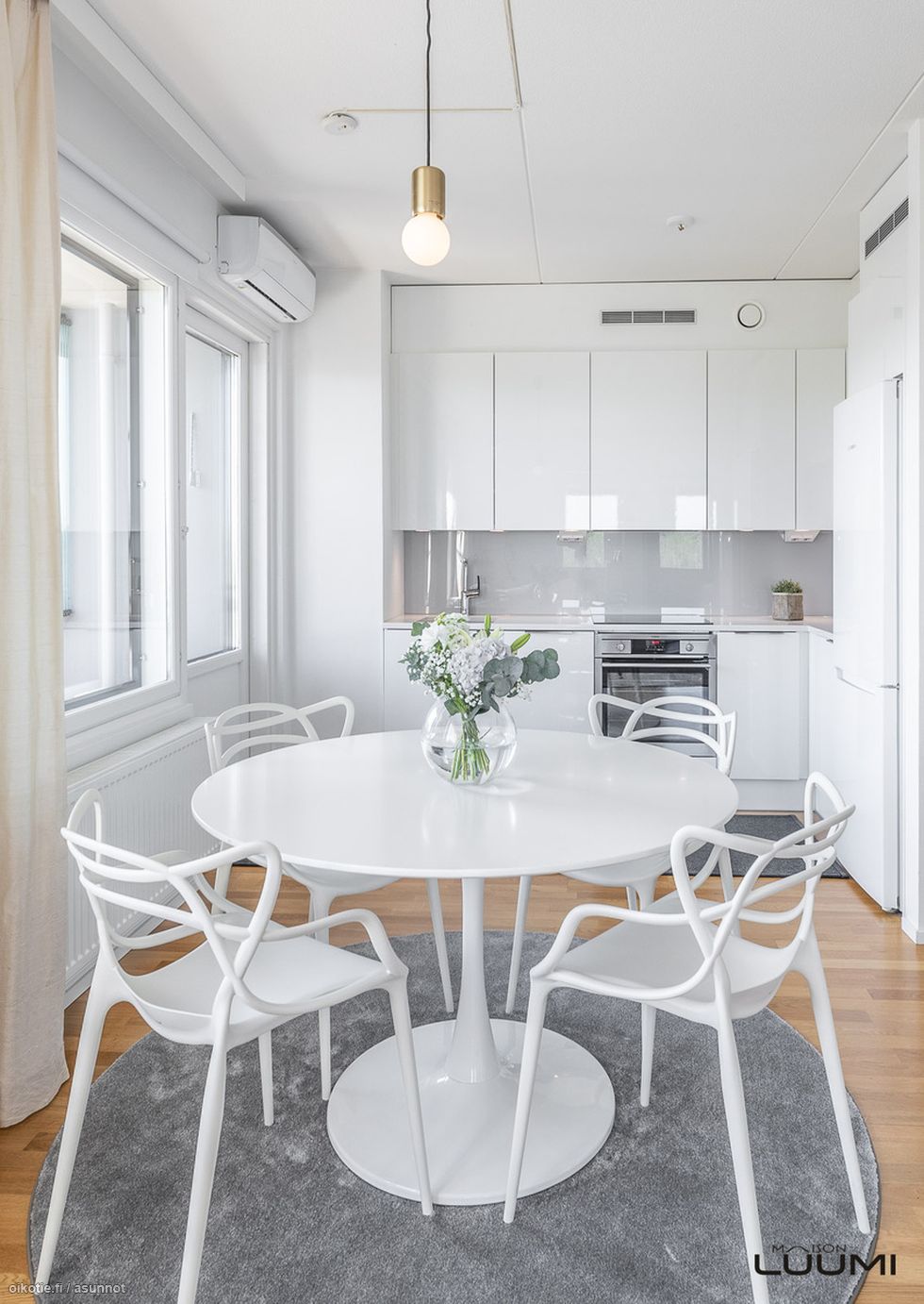 Ruokapöydälle on hyvin tilaa.